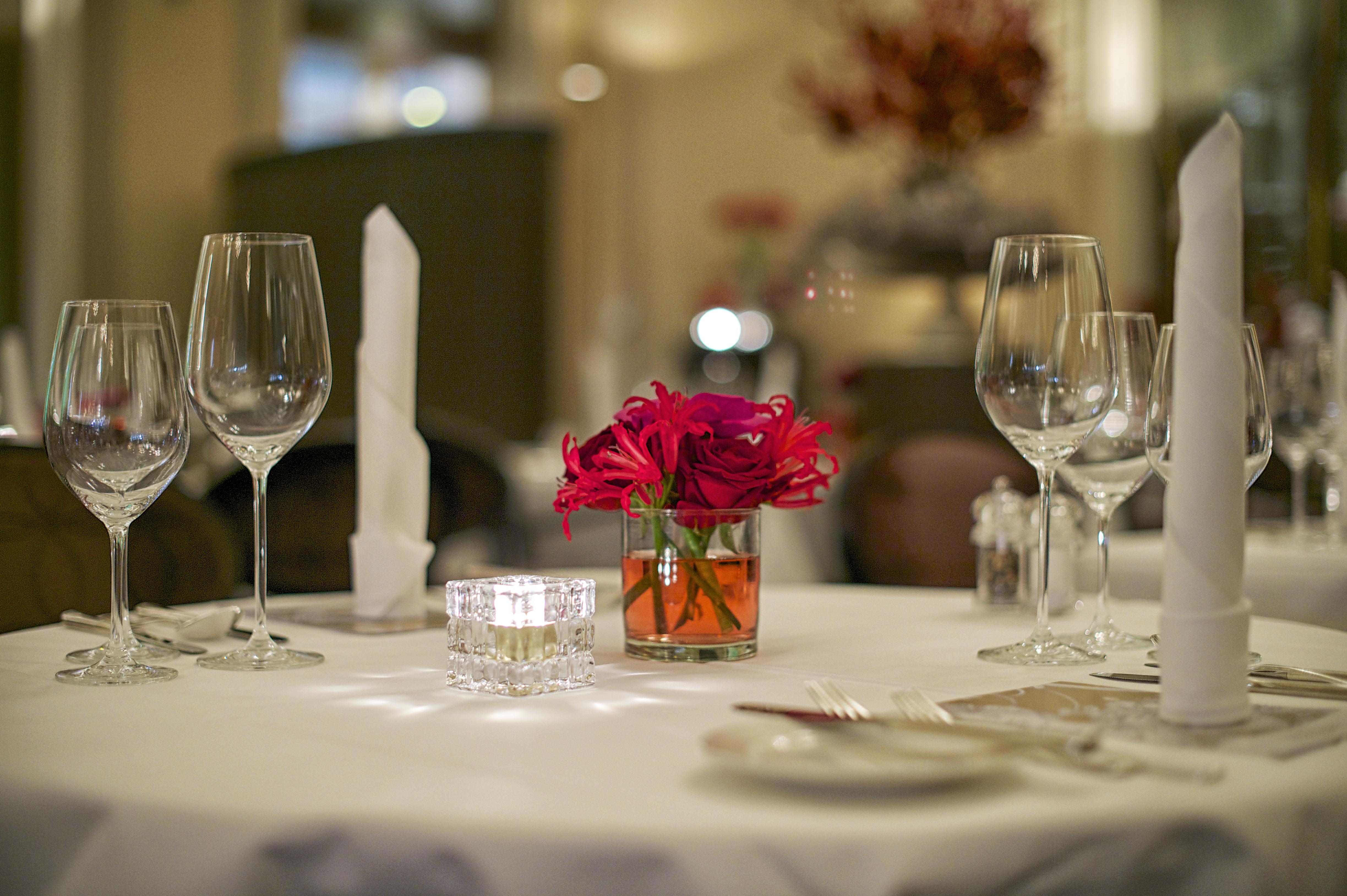 Hotel Schweizerhof Luzern Ngoại thất bức ảnh A table set for fine dining